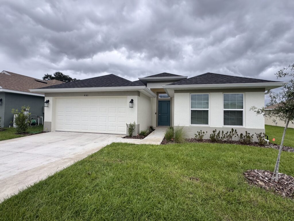 Aluminum soffit and fascia installation on a Florida residential home exterior