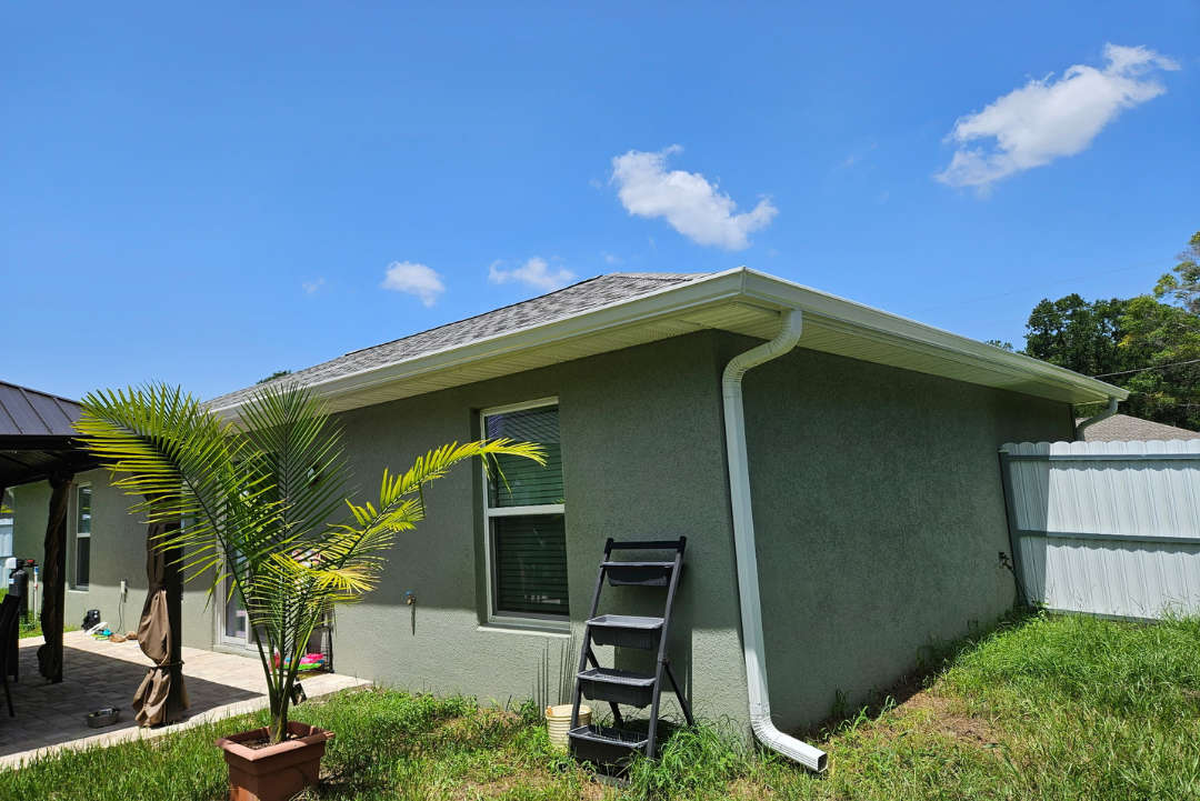Aluminum gutter and downspout installed on Florida home exterior